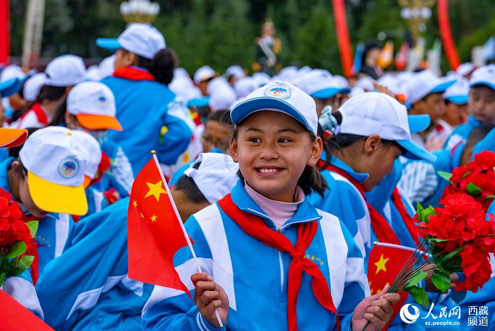 8月19日10時(shí)，慶祝西藏和平解放70周年大會(huì)在拉薩市布達(dá)拉宮廣場(chǎng)隆重舉行。徐馭堯 攝