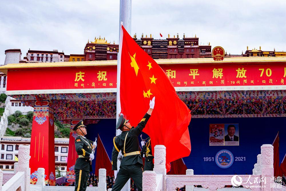 8月19日10時(shí)，慶祝西藏和平解放70周年大會(huì)在拉薩市布達(dá)拉宮廣場(chǎng)隆重舉行。這是大會(huì)舉行升旗儀式。徐馭堯 攝