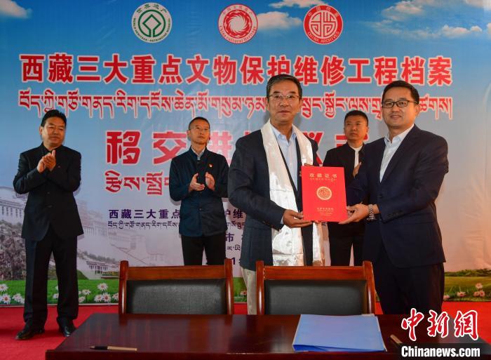 圖為西藏三大重點(diǎn)文物保護(hù)維修工程檔案移交進(jìn)館儀式現(xiàn)場(chǎng)?！∝暩聛硭?攝