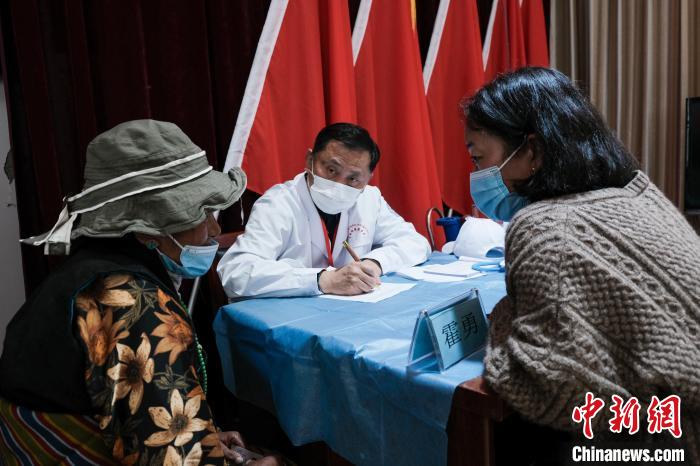 北京大學(xué)第一醫(yī)院教授、主任醫(yī)師霍勇在義診現(xiàn)場(chǎng)接診?！〗w波 攝