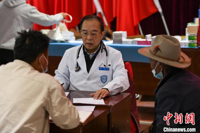 北京大學(xué)人民醫(yī)院心臟中心副主任、博士生導(dǎo)師王偉民為農(nóng)牧民問(wèn)診?！〗w波 攝