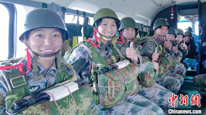 圖為女兵們在直升機上準備跳傘?！⊥跏鰱| 攝