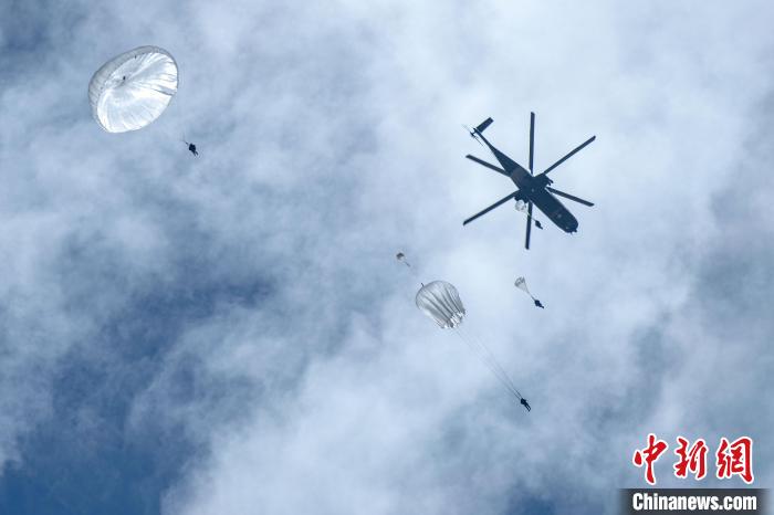 圖為傘降女兵在空中開傘?！⊥跏鰱| 攝