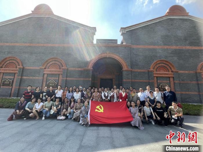 參觀中共一大、二大會址，學(xué)員們回顧了中國共產(chǎn)黨百年大黨的革命歷程?！∪A東師大供圖
