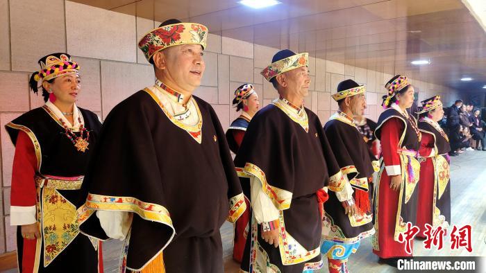 圖為西藏老年舞蹈隊(duì)在后臺(tái)準(zhǔn)備上場(chǎng)?！∝暽＠?攝