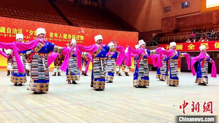 圖為西藏老年舞蹈隊(duì)伍齊跳傳統(tǒng)鍋莊舞?！∝暽＠?攝