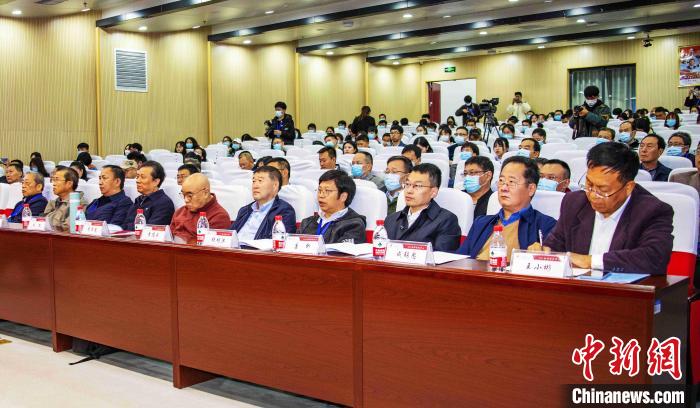 圖為與會(huì)專家學(xué)者聽(tīng)會(huì)。　楊忠寧 攝