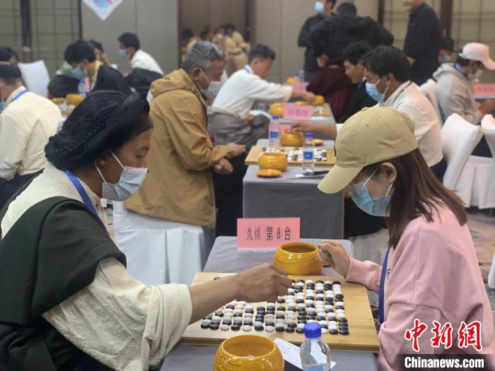 圖為參賽選手正在進(jìn)行藏棋對(duì)弈?！≈x牧 攝