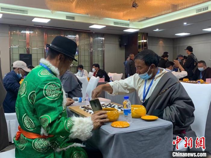 圖為參賽選手正在進(jìn)行藏棋對(duì)弈?！≈x牧 攝