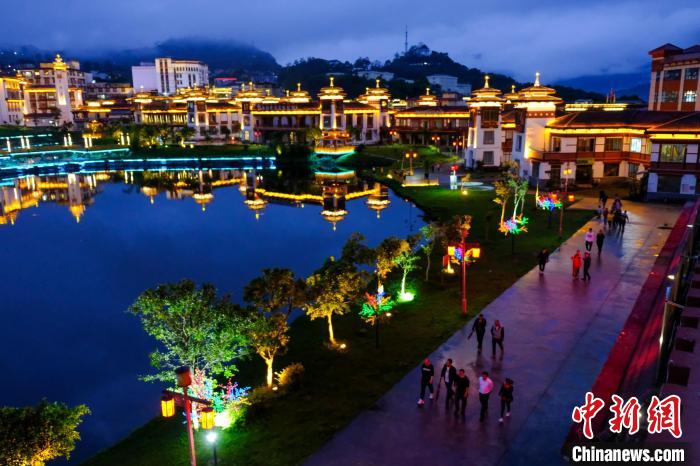 圖為2021年5月18日，西藏自治區(qū)墨脫縣城入夜，昔日的“高原孤島”如今面貌一新?！〗w波 攝