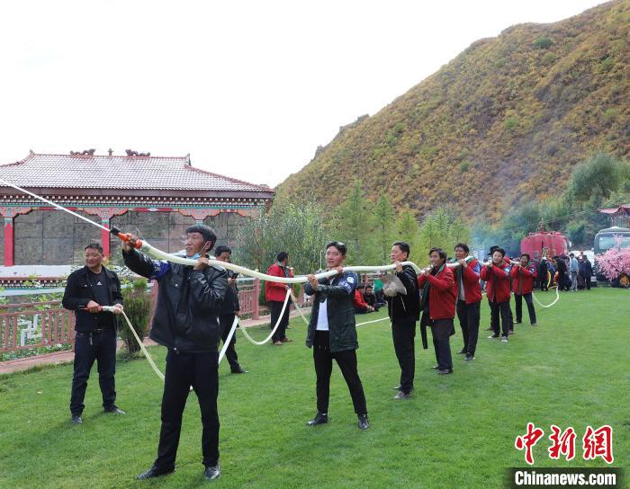 圖為護(hù)林員體驗(yàn)架設(shè)水泵?！〔际猩窒乐ш?duì) 供圖