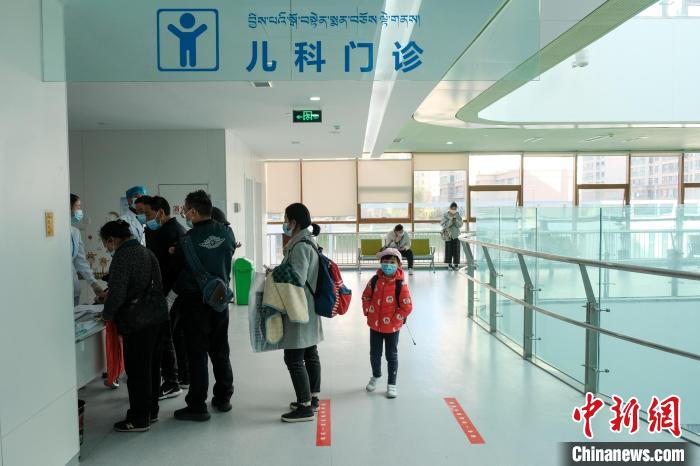 圖為兒科義診接診現(xiàn)場?！〗w波 攝