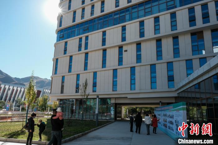 因疫情防控需要，此次義診活動進行了人數限定。圖為西藏民眾帶著孩子到醫(yī)院就診?！〗w波 攝