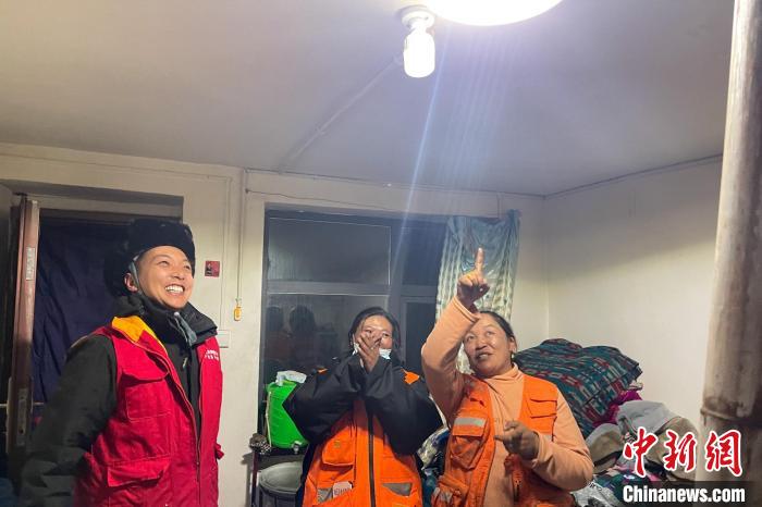 青藏公路109道班接入大網(wǎng)電。　 閆昱翰 　攝