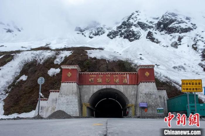 墨脫公路控制性工程——嘎隆拉隧道。上方為嘎隆拉雪山，曾是進入墨脫最大的“攔路虎”。