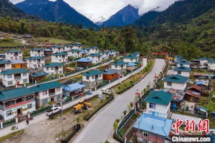 墨脫公路上的達木珞巴民族鄉(xiāng)貢日村，該村此前為舊墨脫公路著名的物資轉(zhuǎn)運點，被稱為“80K”。