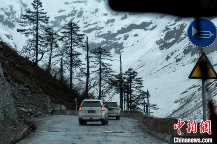 圖為墨脫公路沿線的雪景風光。