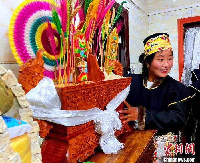 圖為藏族姑娘端著吉祥切瑪?！∪轿木?攝