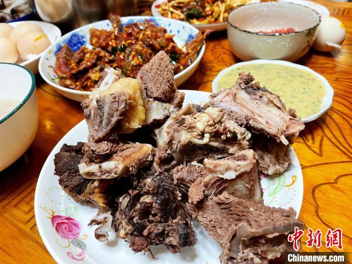 圖為除夕之夜的大餐?！∪轿木?攝