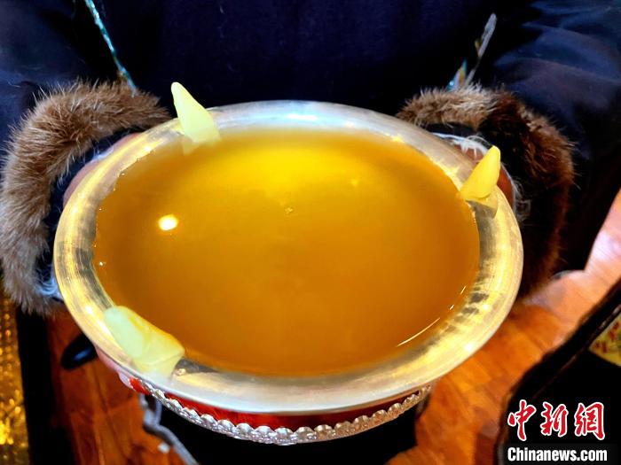 圖為青稞酒?！∪轿木?攝