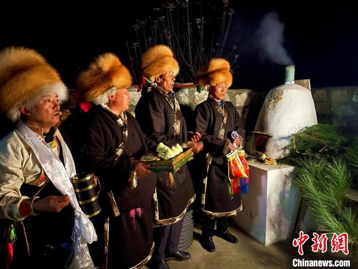 圖為除夕之夜進(jìn)行的驅(qū)鬼儀式?！∪轿木?攝