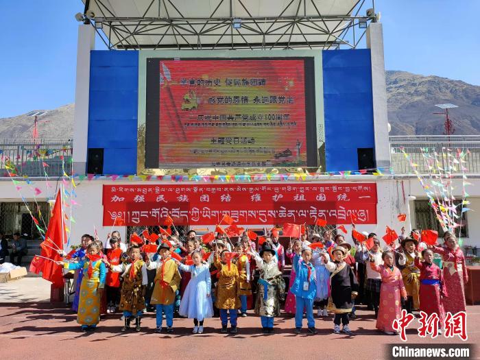 圖為加查縣安繞鎮(zhèn)小學各民族代表學生齊唱紅歌?！“怖@鎮(zhèn)小學供圖