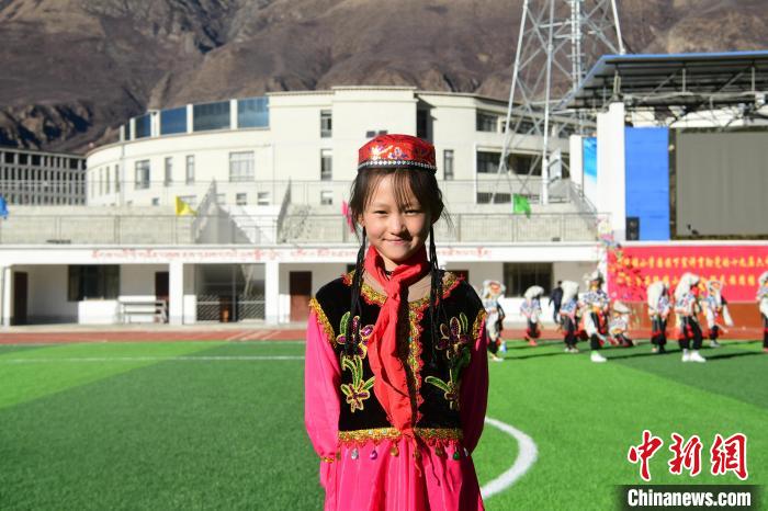 圖為加查縣安繞鎮(zhèn)小學回族學生馬萍?！∝暩聛硭?攝