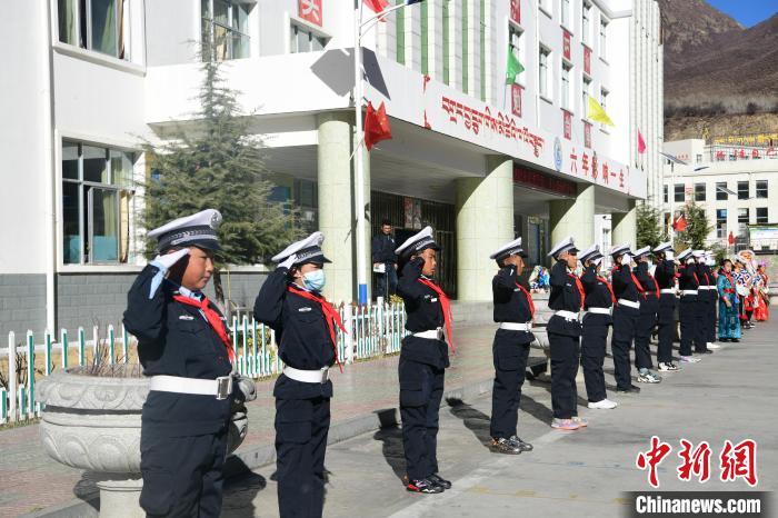 圖為加查縣安繞鎮(zhèn)小學學生爭當“小交警”體驗交警工作?！∝暩聛硭?攝