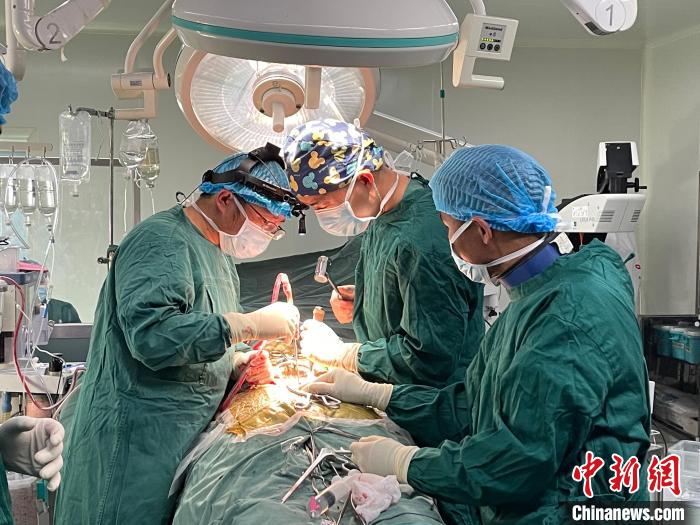 圖為在北京援藏醫(yī)療隊(duì)專家指導(dǎo)下，多項(xiàng)新技術(shù)使用到脊柱疾病的手術(shù)中。(資料圖) 拉薩市人民醫(yī)院脊柱外科供圖