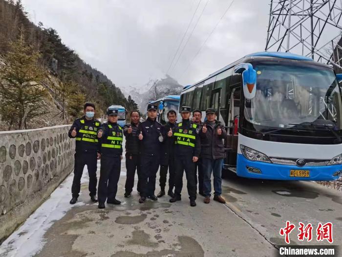 救援成功后，司機們與邊境派出所民警合影。　李建峰 攝