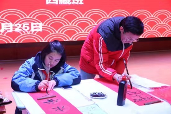 現(xiàn)場書寫春聯(lián)。梁超攝