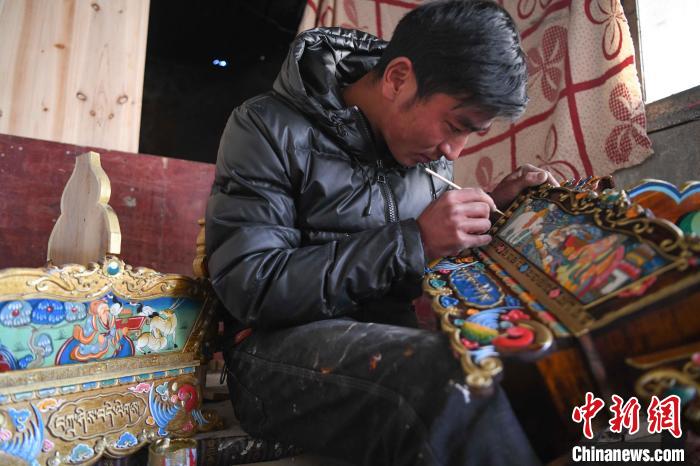 圖為拉薩手藝人制作年貨“切瑪盒”?！∝暩聛硭?攝