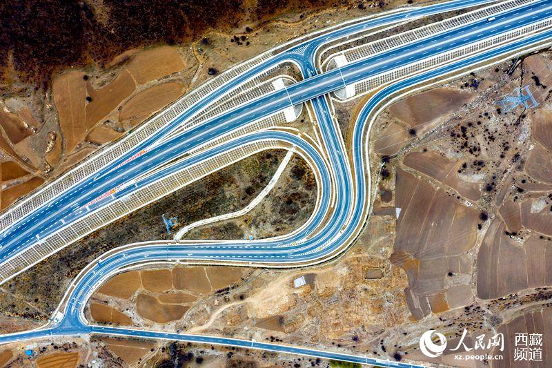 拉林高等級(jí)公路。徐馭堯攝