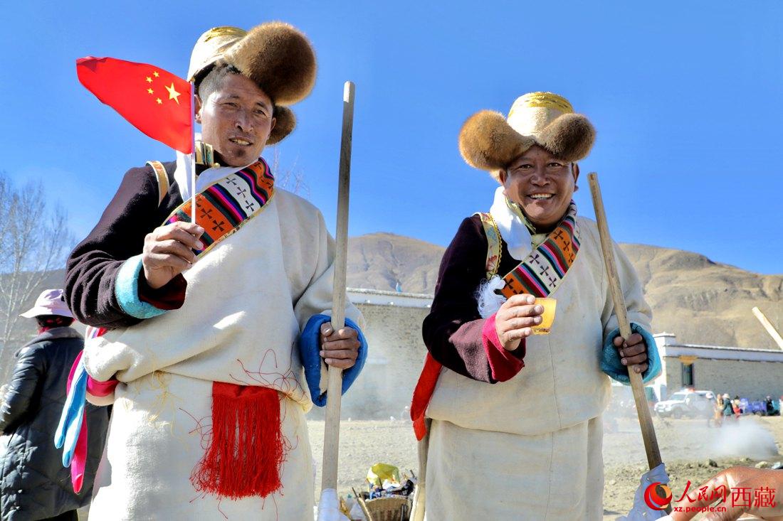 互敬青稞酒，祈福一年的豐收。人民網(wǎng) 次仁羅布攝