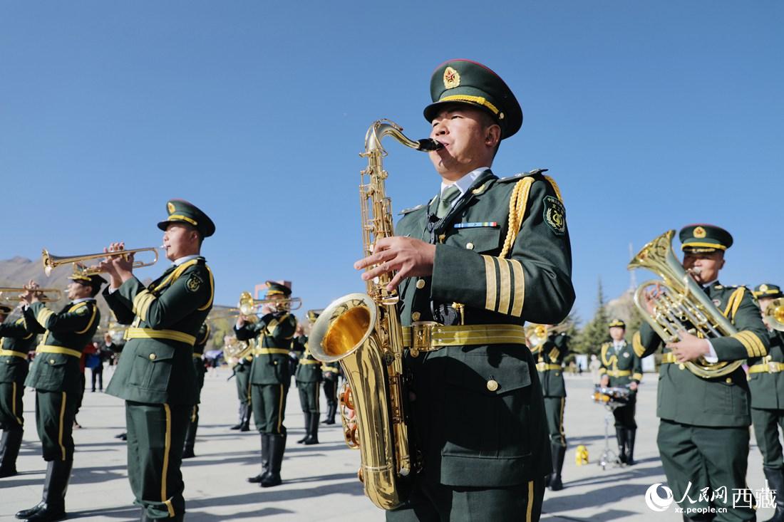 軍區(qū)文工團奏響國歌。人民網(wǎng) 次仁羅布攝