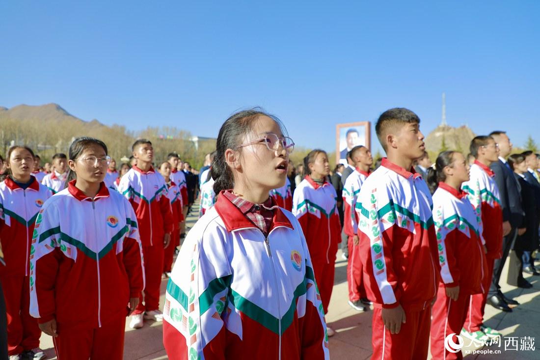 全體奏唱國歌。人民網(wǎng) 次仁羅布攝