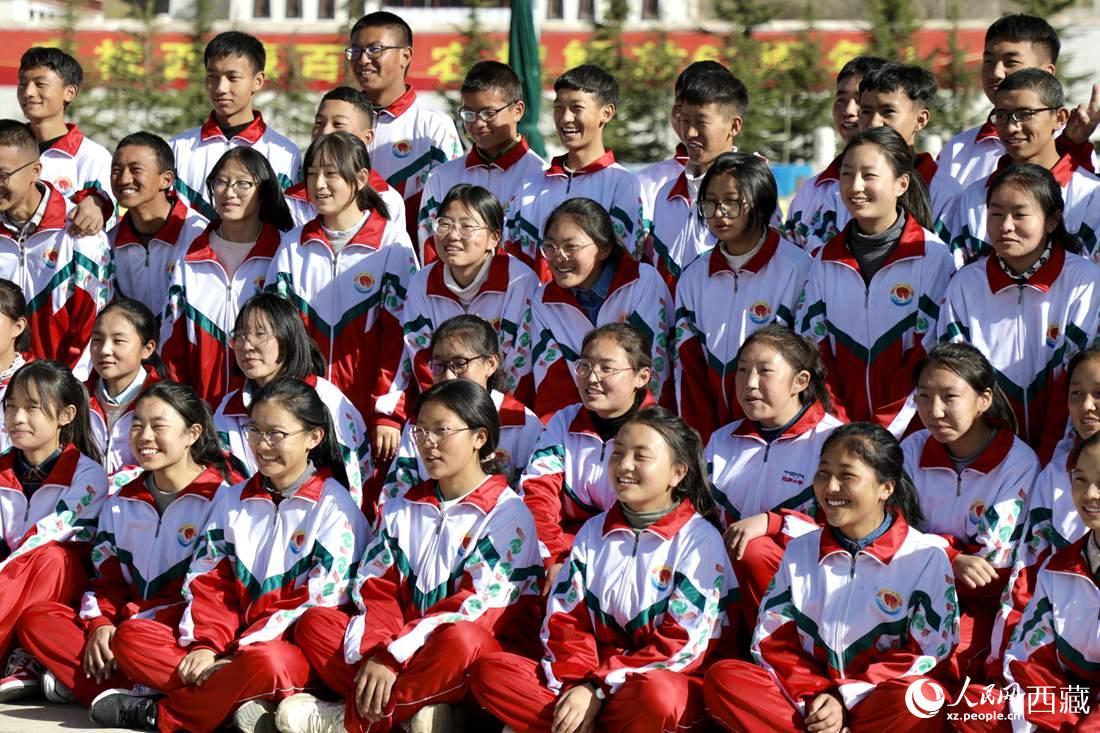 學生代表們合影留念。人民網(wǎng) 次仁羅布攝