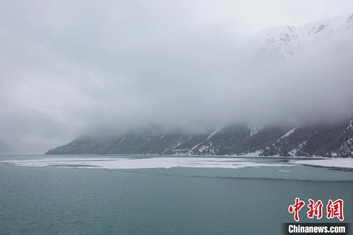 然烏湖春雪飄落?！∪轿木?攝