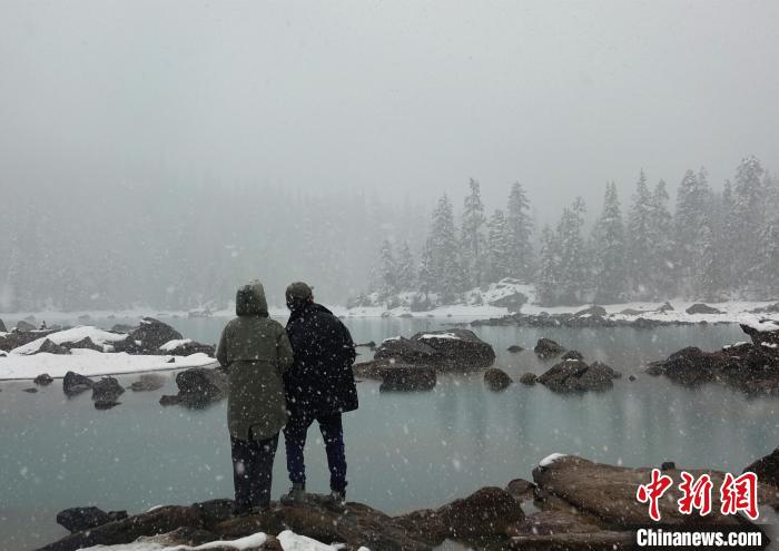 游客欣賞雪中然烏湖?！∪轿木?攝