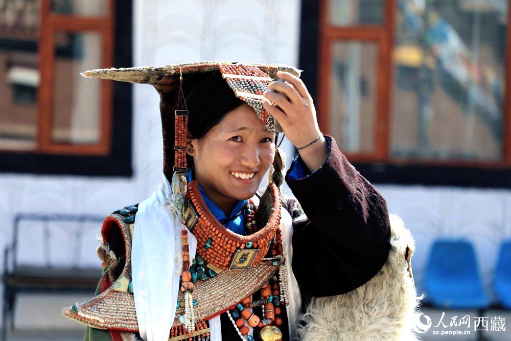 身著“飛天服飾”的普蘭少女。人民網(wǎng) 李海霞攝