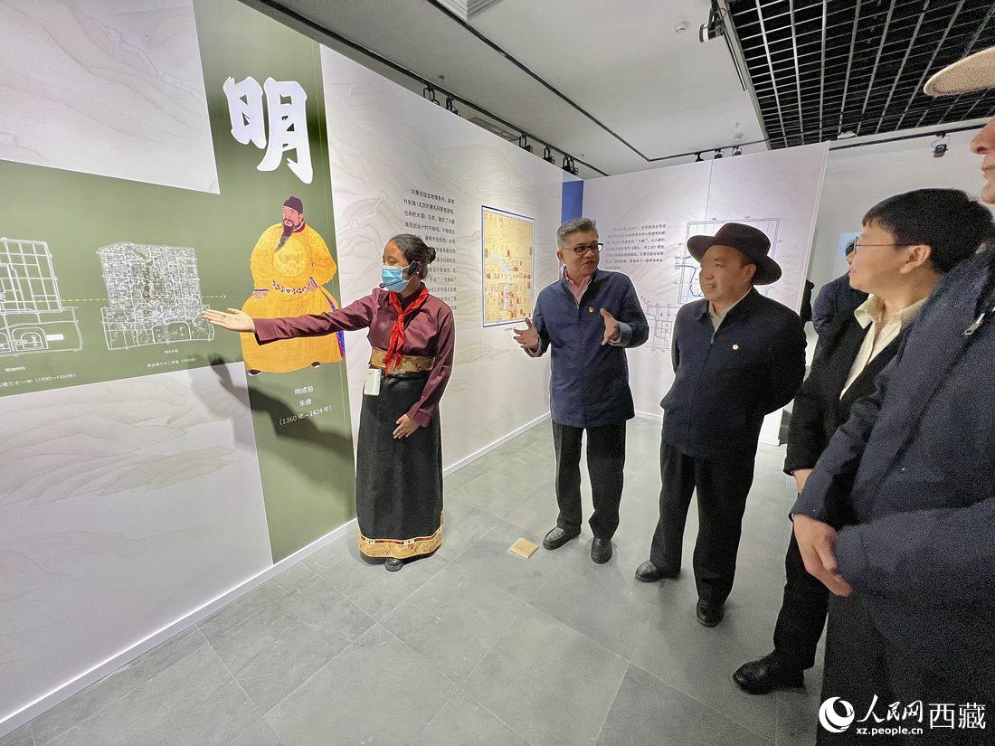 拉薩市北京實(shí)驗(yàn)中學(xué)的學(xué)生講解員進(jìn)行講解。人民網(wǎng) 次仁羅布攝
