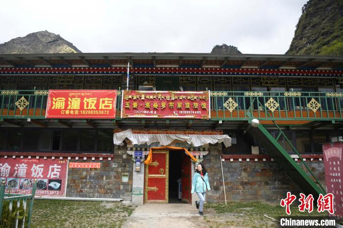 玉麥鄉(xiāng)里修建了飯店與旅館?！钊A峰 攝