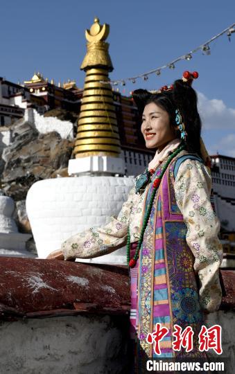 西藏自治區(qū)級非遺項目——拉薩服飾，圖為舊時拉薩貴族婦女的裝扮。