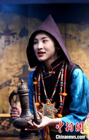圖為西藏自治區(qū)級非遺項目——山南浪卡子縣的羊卓服飾?！±盍?攝