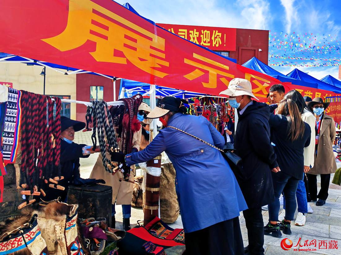 技能大賽現(xiàn)場(chǎng)引來(lái)不少客戶(hù)。人民網(wǎng) 李海霞攝