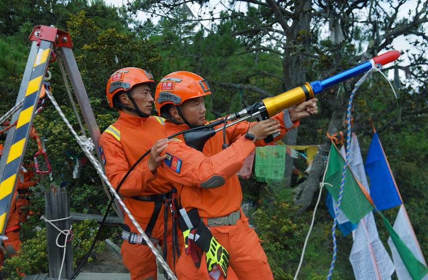 發(fā)射拋投器 。西繞拉翁攝