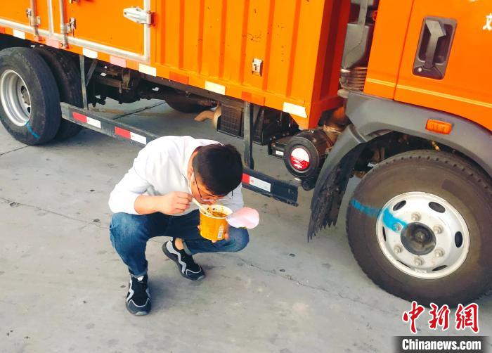 由于沿路疫情原因，閆光宇和朋友只能在服務(wù)區(qū)簡餐?！∴嵟?攝
