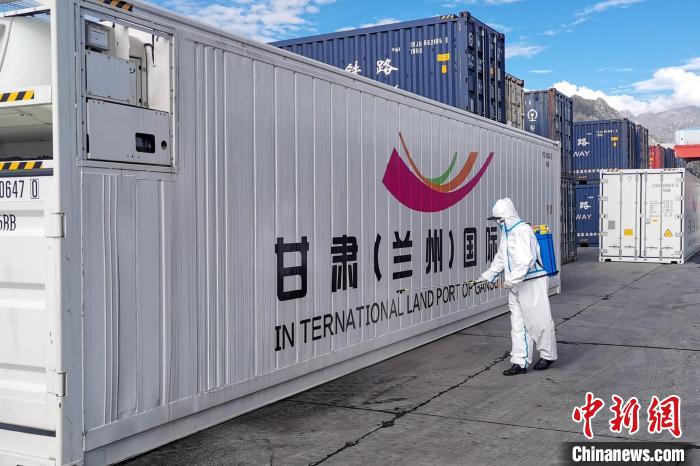 9月9日，甘肅省援助拉薩700噸生活物資“乘冷鏈專列”抵達(dá)拉薩?！F青藏集團(tuán)有限公司拉薩車務(wù)段 供圖