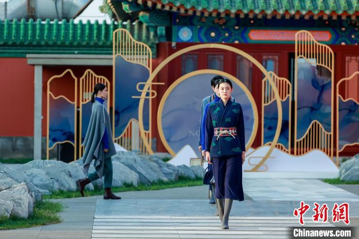 近40套藏式針織系列時(shí)裝亮相2022北京時(shí)裝周?！”本r(shí)裝周供圖