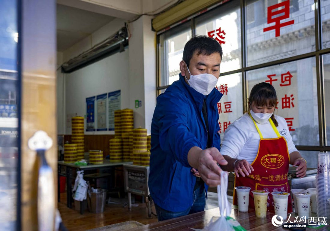 市民購買早餐。人民網(wǎng) 次仁羅布攝